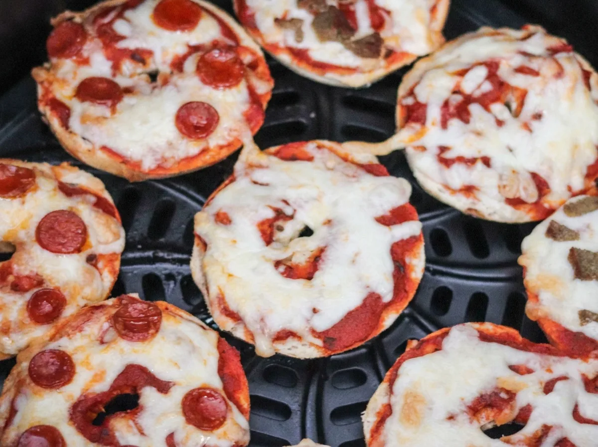 Bagel pizza air fryerben, mini falatokban