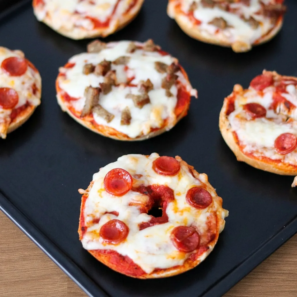 Kész bagel pizzák pepperonival és kolbásszal, közelről