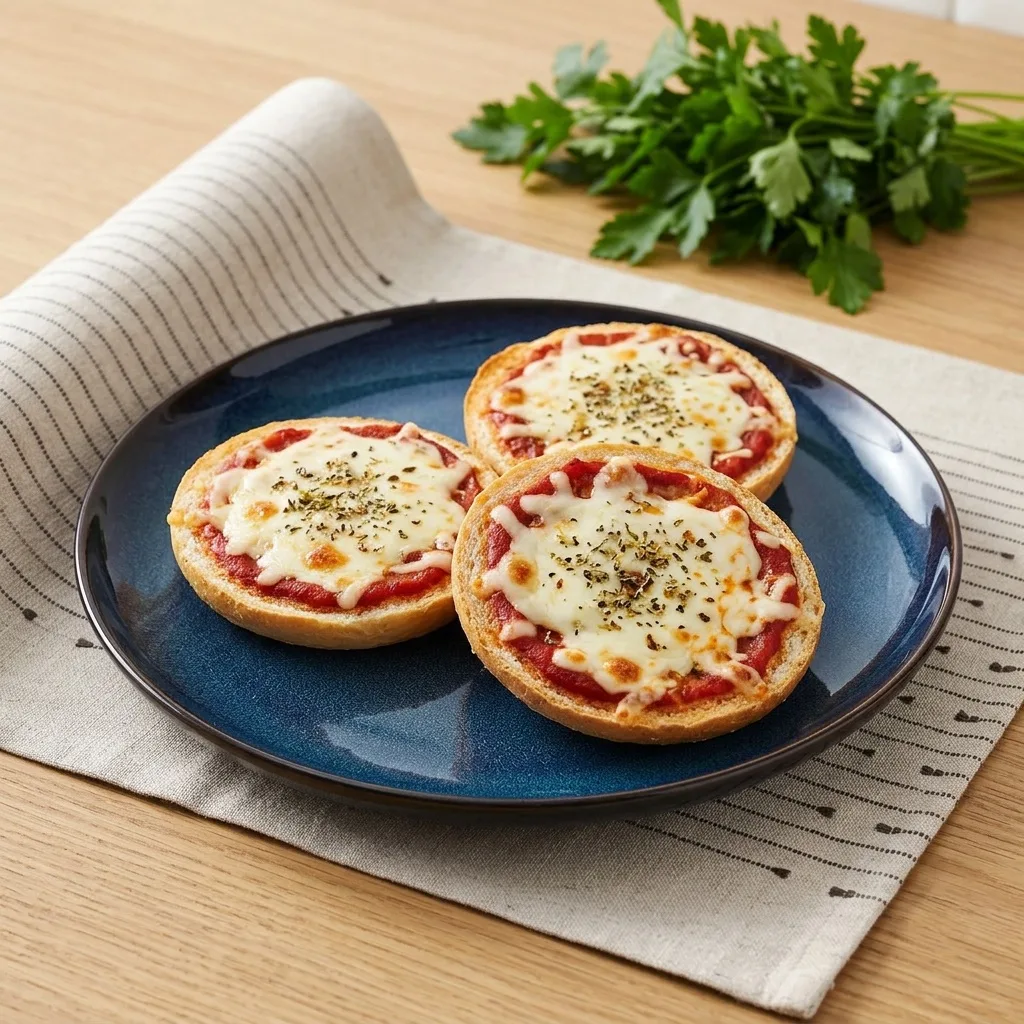 Kész pizzás zsemlék kék tányéron, petrezselyemmel